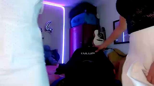Allison_Honet naked stripping on cam for live sex video chat