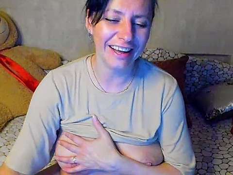 Amberhotqueen naked stripping on cam for live sex video chat