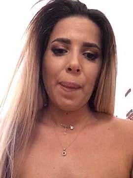 JuliaKaneXX naked stripping on cam for live sex video chat