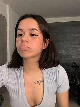 xlovelygirlx naked stripping on cam for live sex video chat