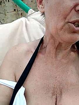 yalukerya naked stripping on cam for live sex video chat