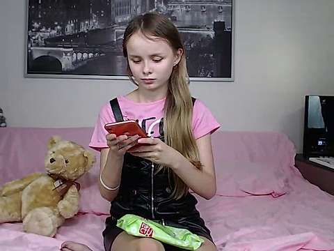Alicehowold naked stripping on cam for live sex video chat
