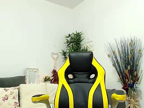 alycia_xo1 naked stripping on cam for live sex video chat