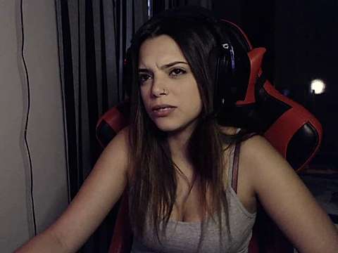 AnonimaGarota naked stripping on cam for live sex video chat