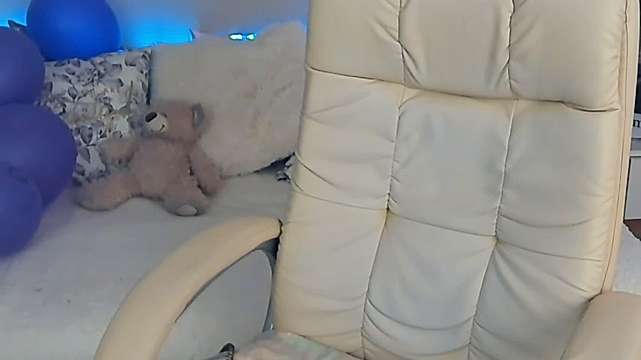 DaisyHots naked stripping on cam for live sex video chat