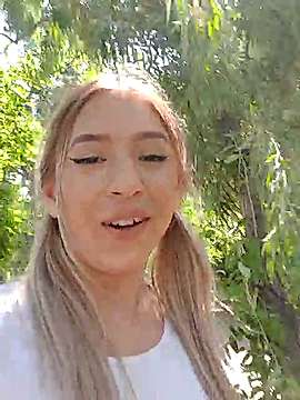 DiamondLiss naked stripping on cam for live sex video chat