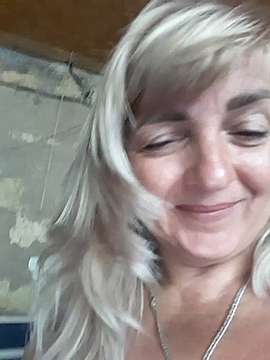 Eva_Kisis naked stripping on cam for live sex video chat