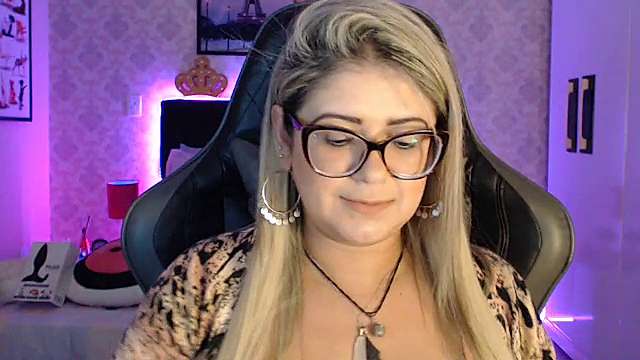 GeovannaBecker naked stripping on cam for live sex video chat