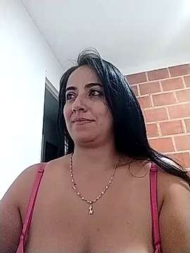 geralwet naked stripping on cam for live sex video chat