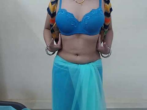 goldiwet naked stripping on cam for live sex video chat