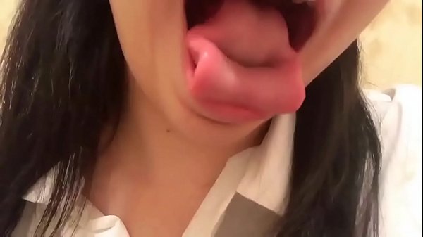 Japanese girl @kamititisokuhou showing crazy tongue skills