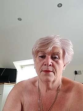 JuicyJoolz naked stripping on cam for live sex video chat