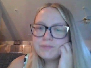 Lilhunnybunnie nude on cam – live sex chat