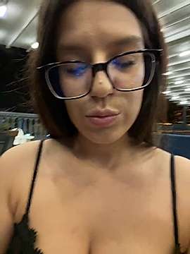 SavannahWildX naked stripping on cam for live sex video chat