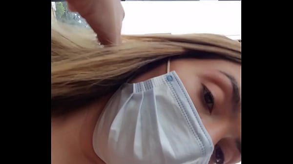 Sem calcinha no onibus… provocando ao passageiro do lado e deixando ele tocar a ppkinha …. quer ver o video completo??… onlyfans: bolivianamimi