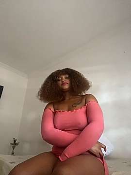 Sweetyellowbone naked stripping on cam for live sex video chat