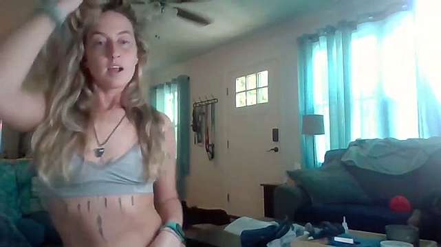AlleyPlatinumxoxo naked stripping on cam for live sex video chat