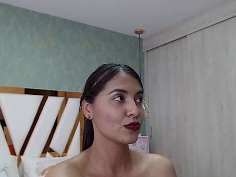 Arianaguzman19 naked stripping on cam for live sex video chat