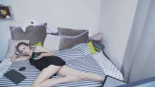 Ashley-Cute naked stripping on cam for live sex video chat