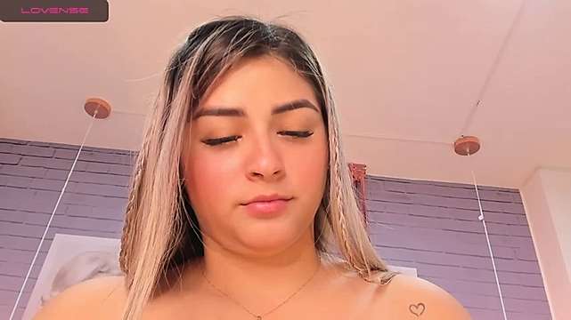Bella_Briston naked stripping on cam for live sex video chat