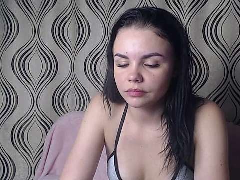 Kandyy33 naked stripping on cam for live sex video chat