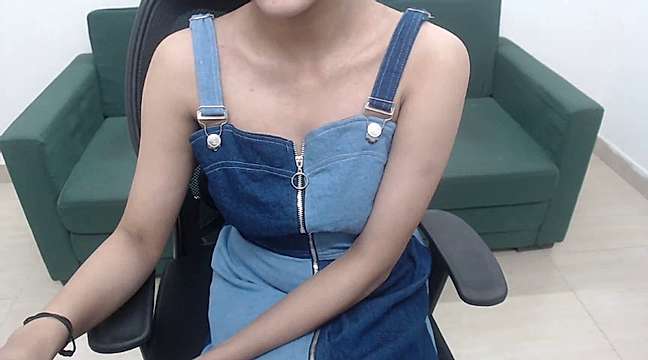 Lucky_Lips naked stripping on cam for live sex video chat
