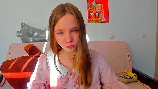 LuckyLeslie naked stripping on cam for live sex video chat