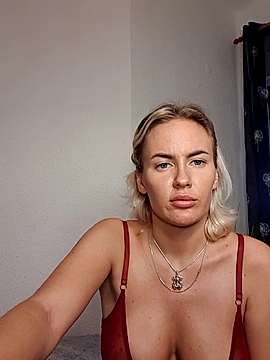 MaroonLesly naked stripping on cam for live sex video chat