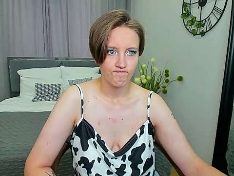 MaryCrush naked stripping on cam for live sex video chat
