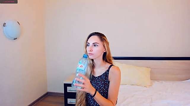 Maryhuntt naked stripping on cam for live sex video chat
