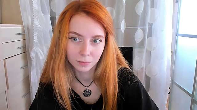 MelaniHewit naked stripping on cam for live sex video chat