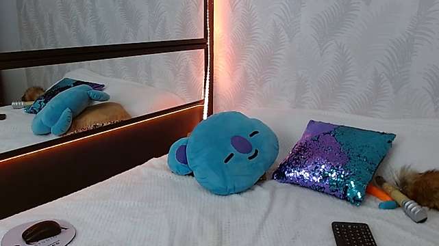 mollieblue1 naked stripping on cam for live sex video chat