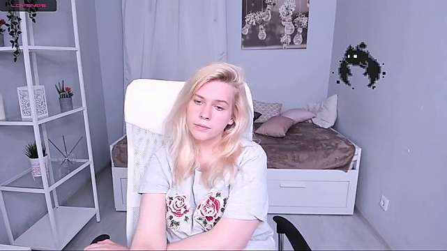nicole_elliston_ naked stripping on cam for live sex video chat