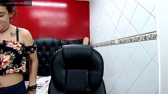SnawHanna naked stripping on cam for live sex video chat