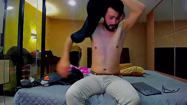 sr_sra_horny naked stripping on cam for live sex video chat