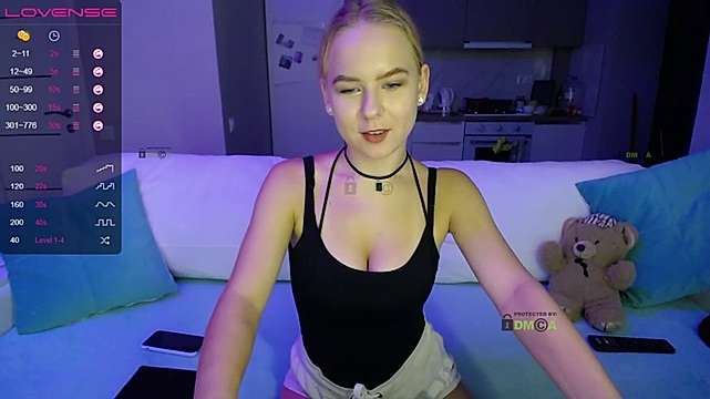 SweetElinaa naked stripping on cam for live sex video chat
