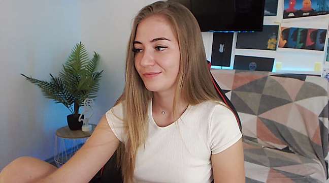 Amanda_Stone naked stripping on cam for live sex video chat