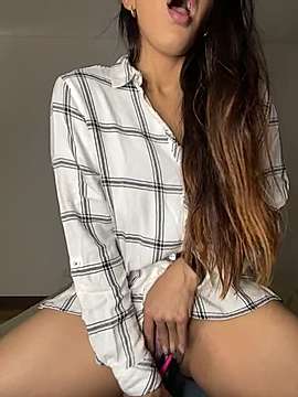 BabyRebeLoves naked stripping on cam for live sex video chat
