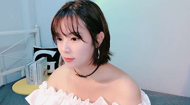 __Belle__ naked stripping on cam for live sex video chat