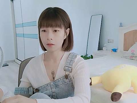 Daisy- naked stripping on cam for live sex video chat