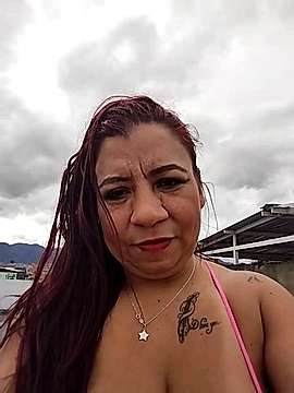 DeynaJohnson naked stripping on cam for live sex video chat