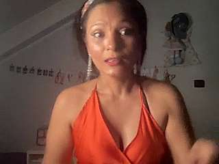 Docetigresa naked stripping on cam for live sex video chat