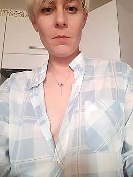 FrenkyFrase naked stripping on cam for live sex video chat