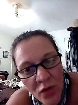 WhyteWydow naked stripping on cam for live sex video chat