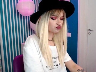 CarolineCorbes nude on cam – live sex chat