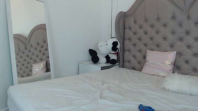 Gretadainityx naked stripping on cam for live sex video chat