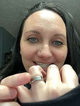 luknluvly naked stripping on cam for live sex video chat