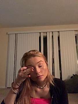 princesshannnn naked stripping on cam for live sex video chat