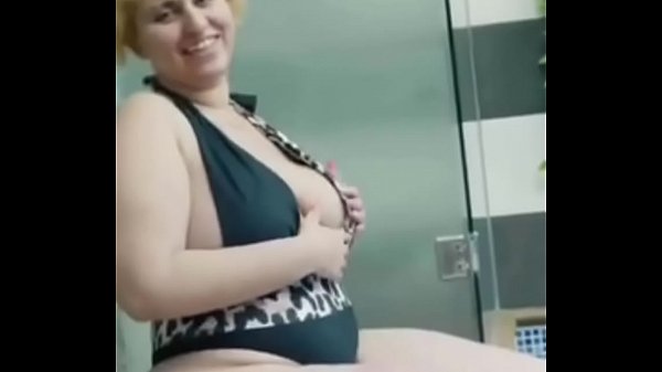 Reina del brillo modelando bikini