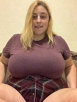 SaftigeVikky naked stripping on cam for live sex video chat
